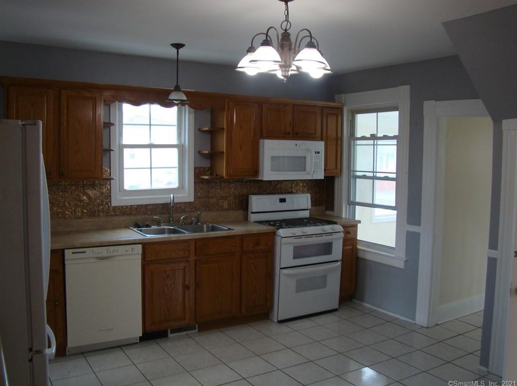 11 Webster St, Hartford CT 06111-5147 exterior