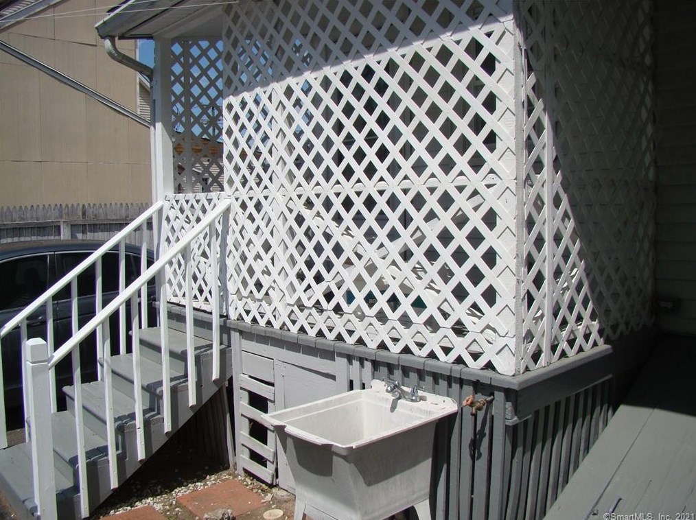 11 Webster St, Hartford CT 06111-5147 exterior