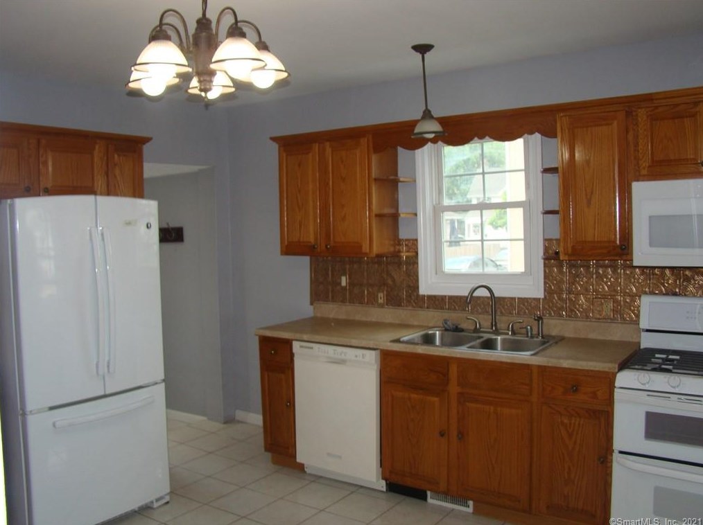 11 Webster St, Hartford CT 06111-5147 exterior