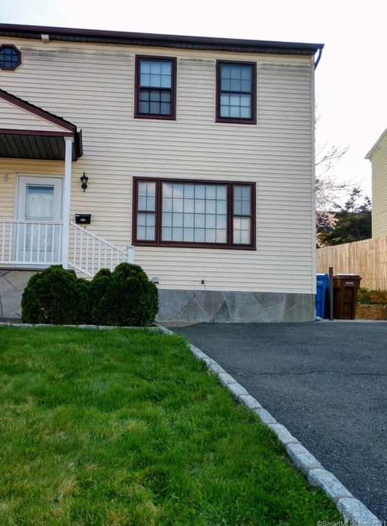 62 New St, Huntington CT  06484-2316 exterior