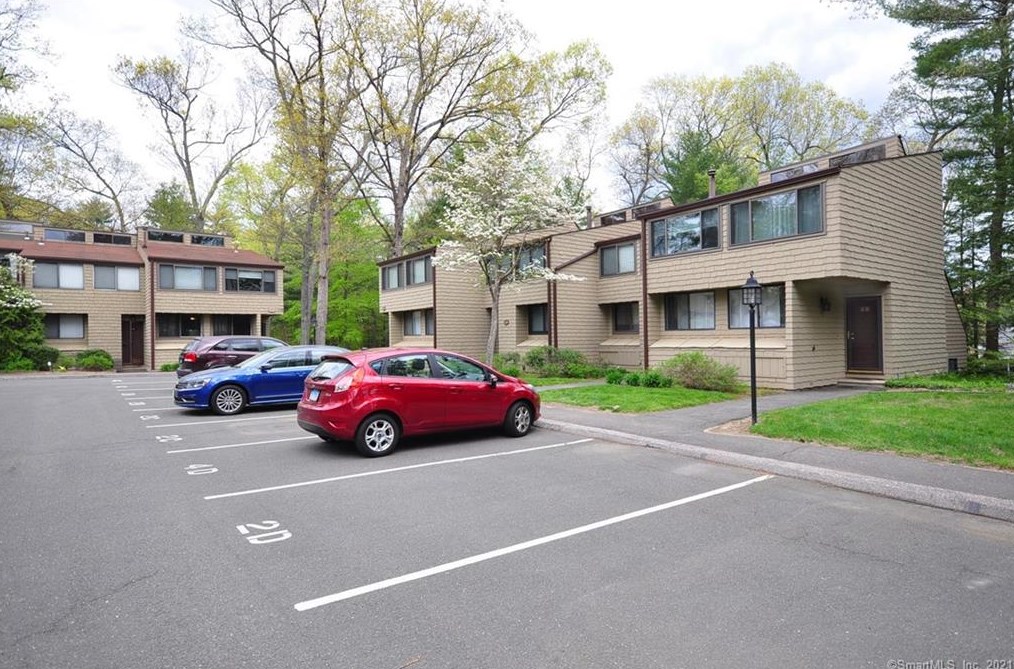 2 Gillette Ct, Simsbury CT  06070-3109 exterior