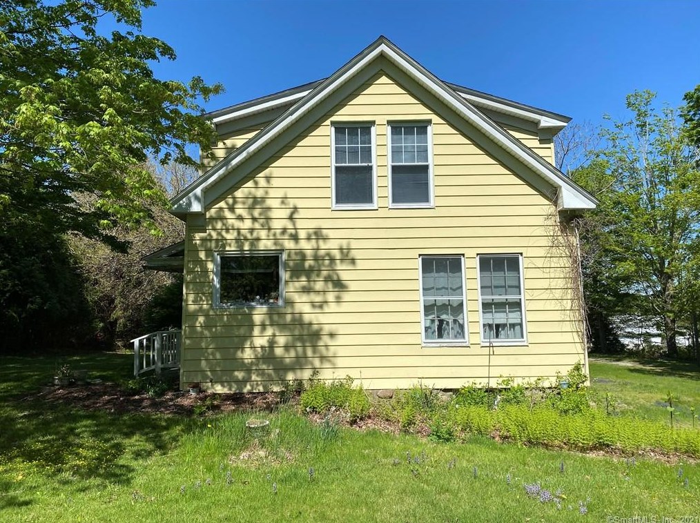 29 Lathrop Rd, Quaker Hill, CT 06375