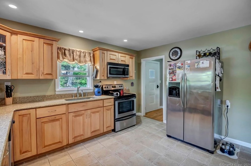 60 Dayton Rd, Waterford, CT 06385