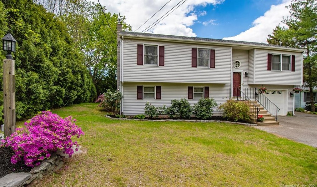 10 Pilgrim Rd, Quaker Hill, CT 06375