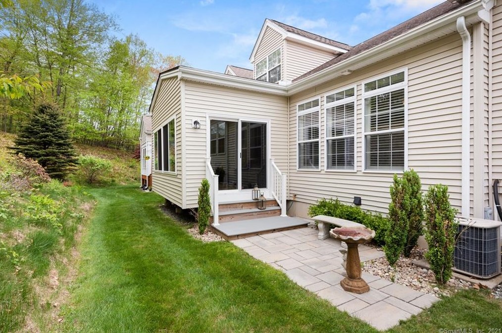 22 Meadowview Ct #22, Collinsville, CT 06019
