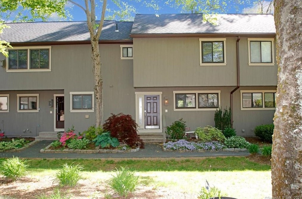 9 Edgehill Ct #9, Woodbury, CT 06798