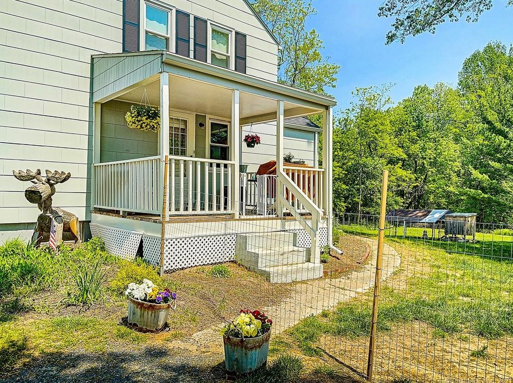 516 Grand St, Suffield CT  06093-3417 exterior