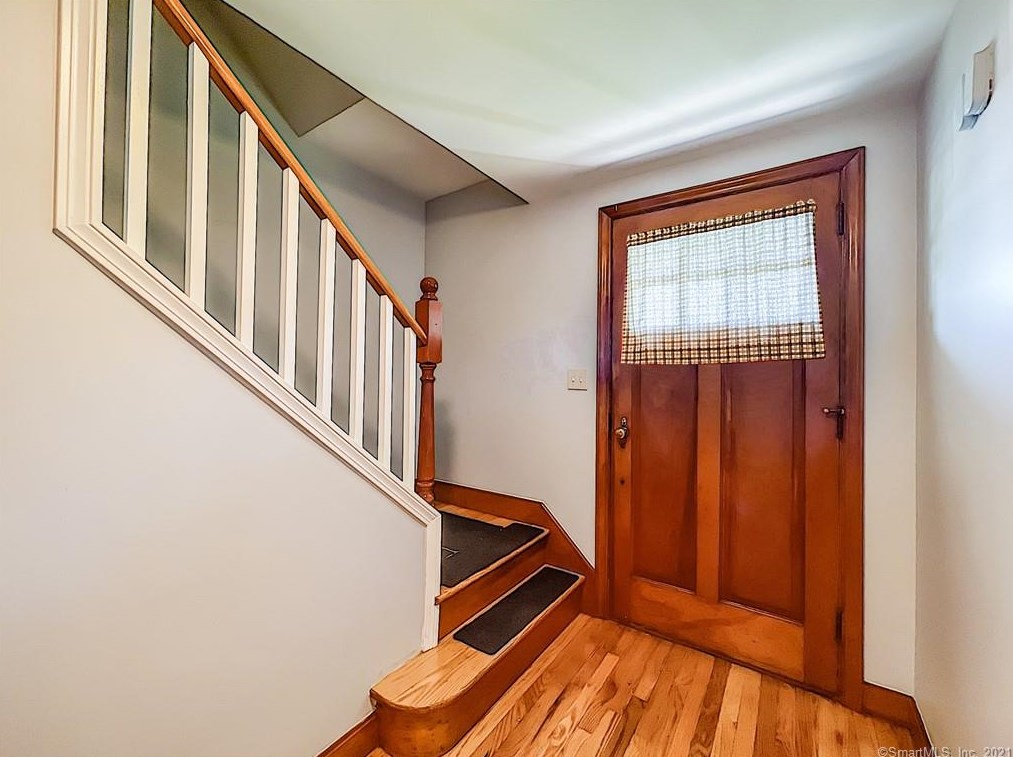 516 Grand St, Suffield CT  06093-3417 exterior
