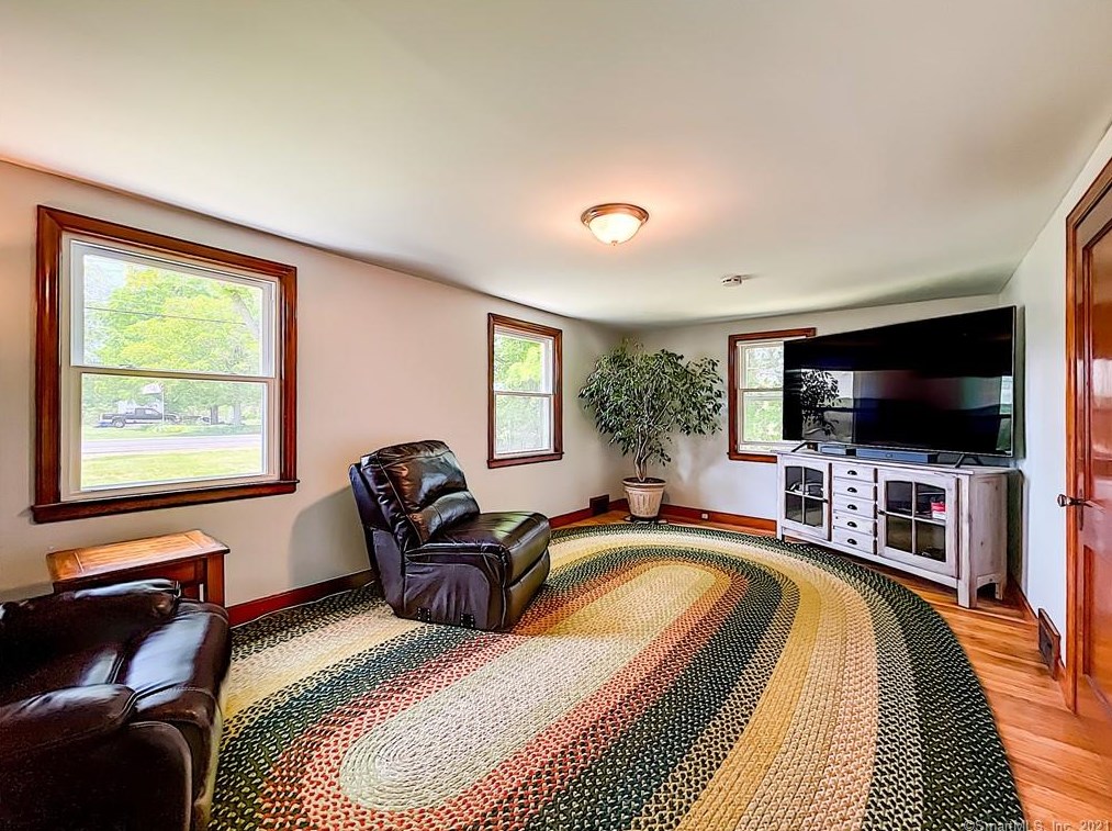 516 Grand St, Suffield CT  06093-3417 exterior