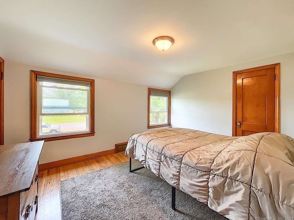 516 Grand St, Suffield CT  06093-3417 exterior