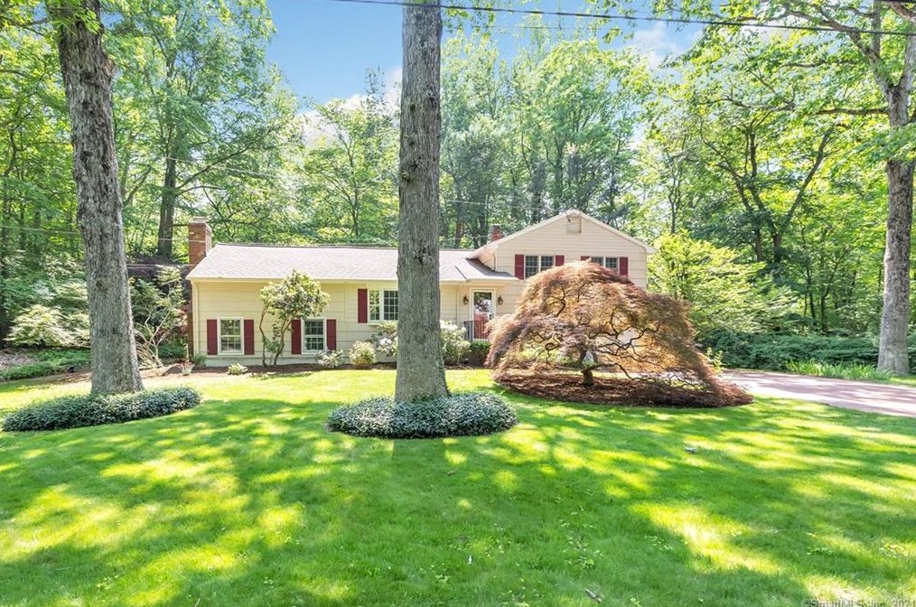 2 Shadow Ln, Norwalk, CT 06851