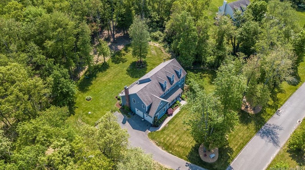 5 Fallen Leaf Rd, Newtown, CT 06470-1567