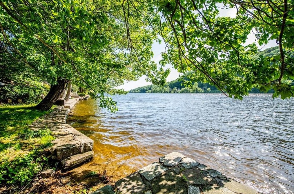 114 Quonnipaug Ln, Guilford, CT 06437-1103