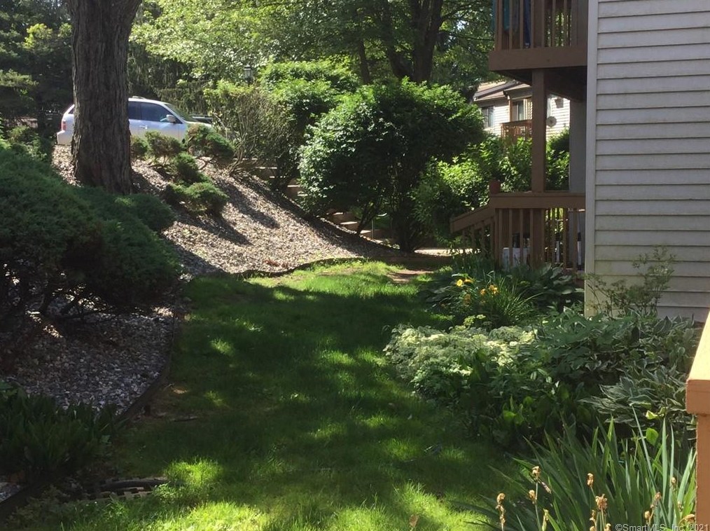 106 Woodland Dr, Cromwell CT  06416-1156 exterior