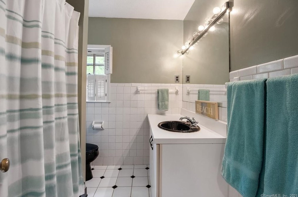 123 Horse Pond Rd, Madison CT  06443-2514 exterior