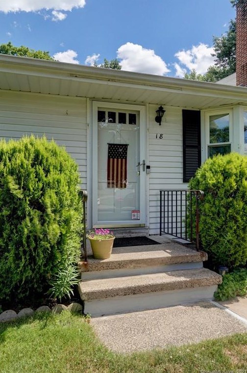 18 Walnut Ln, Wallingford, CT 06492