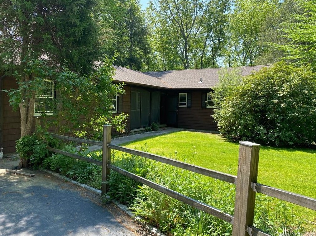 17 Tall Pine Rd, Milford, CT 06461