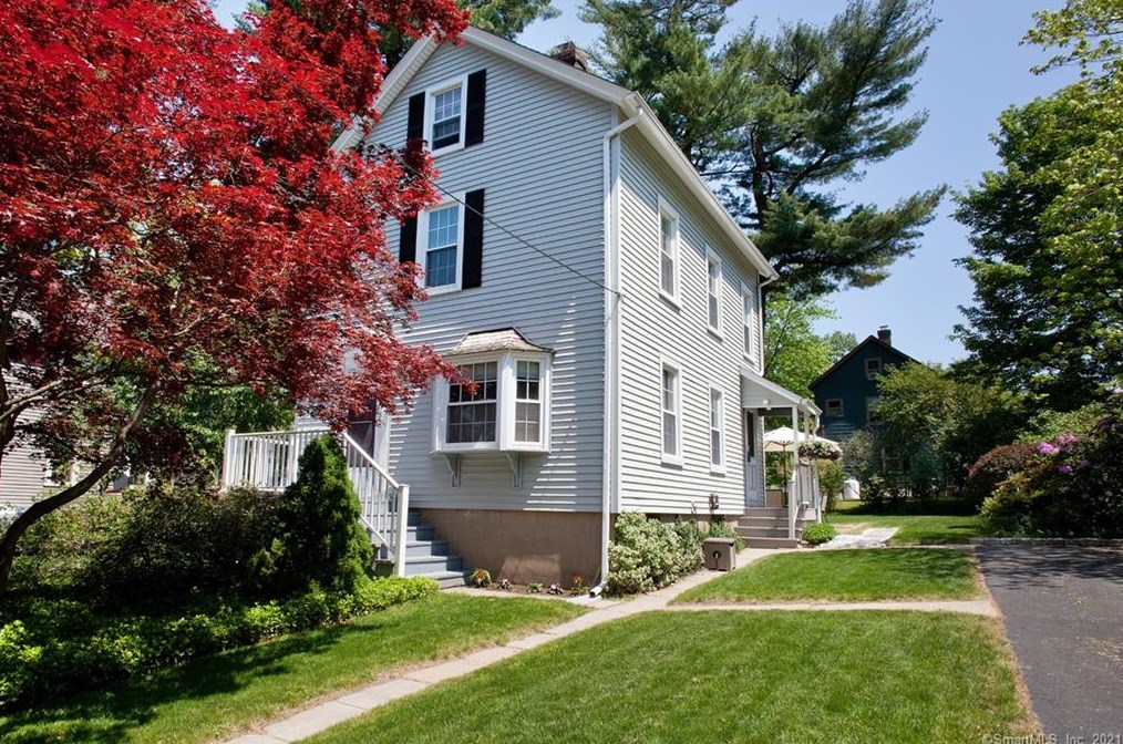 10 Woods Ln, Simsbury CT  06070-2441 exterior