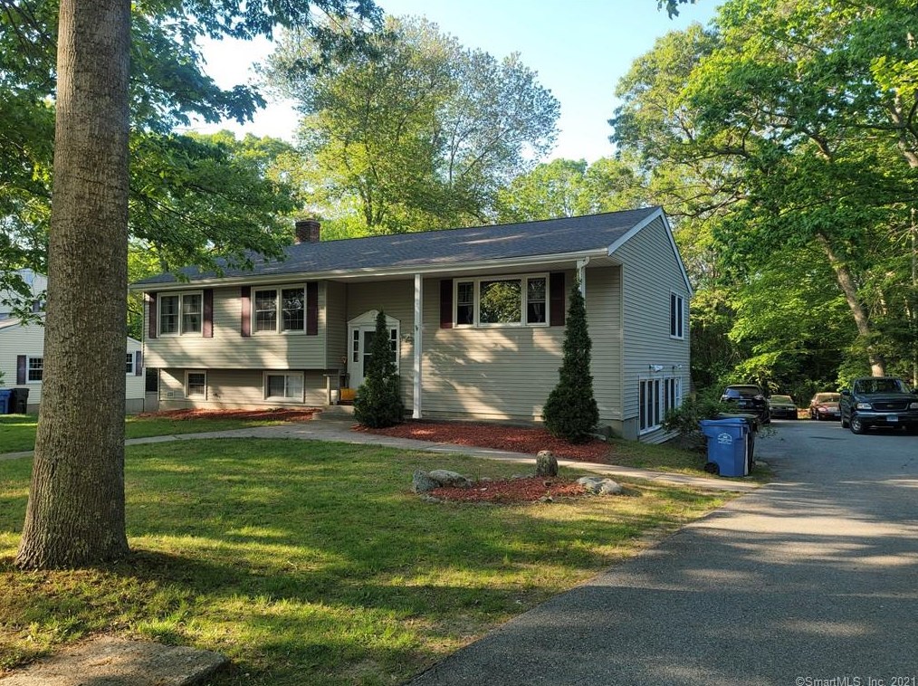 26 Inchcliffe Dr, Gales Ferry, CT 06335