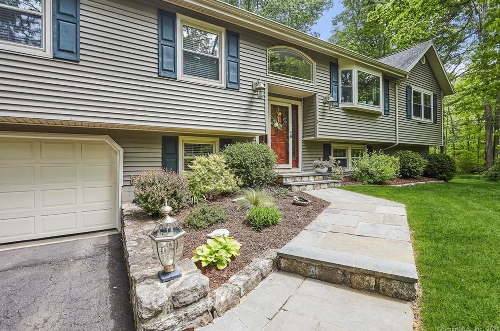 2 Perri Hill Dr, Danbury, CT 06812 exterior