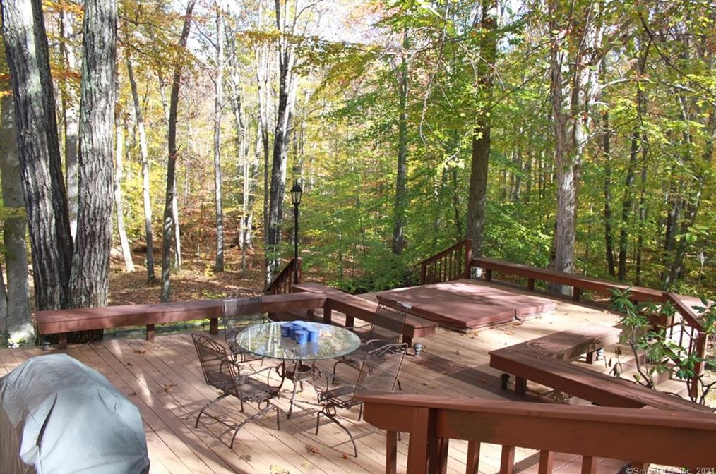 255 Stonehedge Ln, Guilford CT  06437-2207 exterior