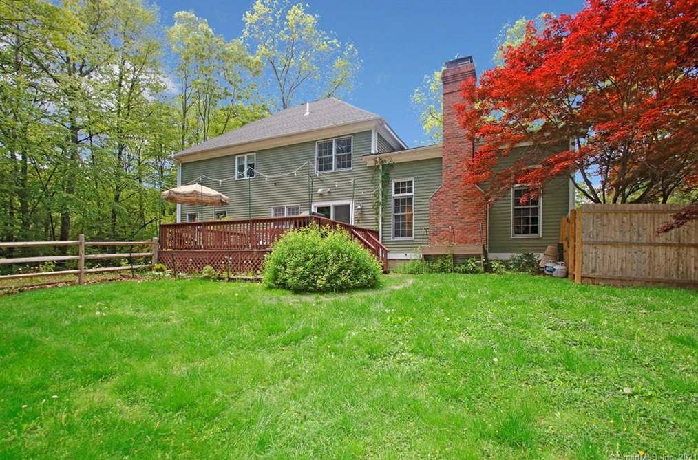 6 Brandywine Ln, Sandy Hook, CT 06482