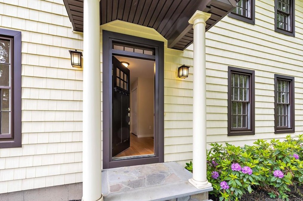 8 Captains Watch, Huntington, CT 06484