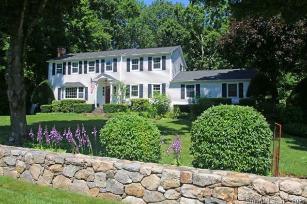 36 Grand Pl, Newtown, CT 06470 exterior