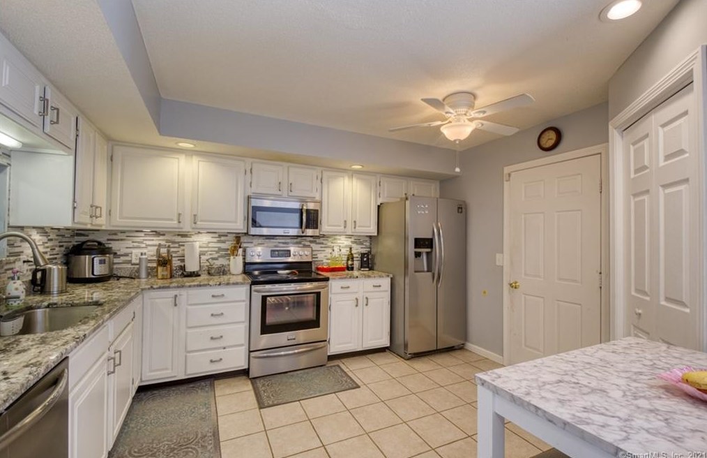 605 Holly Hill Dr, Rocky Hill, CT 06067-1093