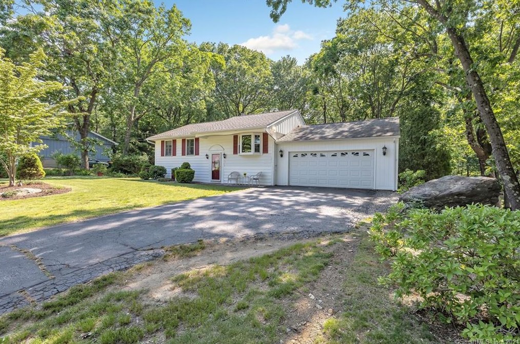 9 White Oak Rd, Ansonia, CT 06401
