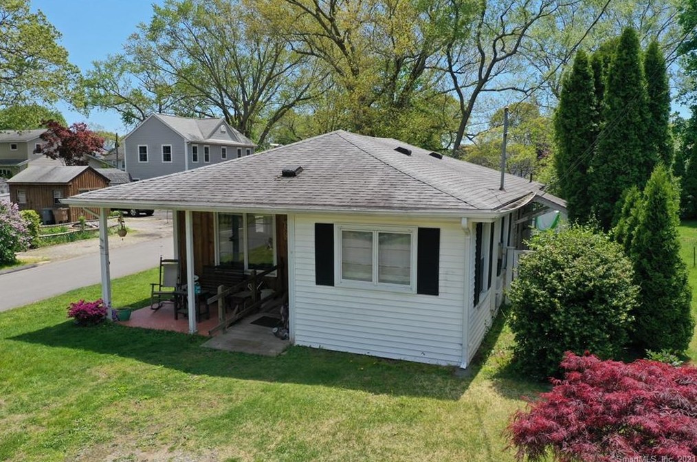 11 Saunders Dr, Niantic, CT 06357