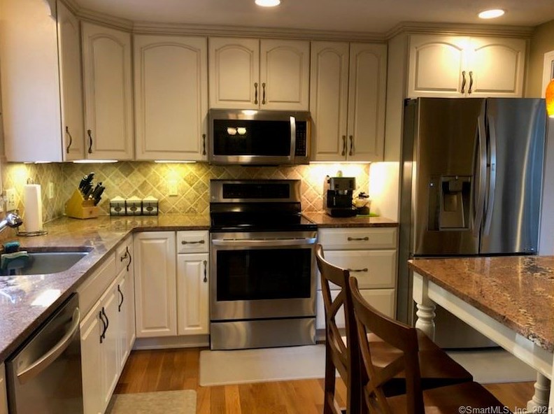 25 Marty Ln, Wapping, CT 06074