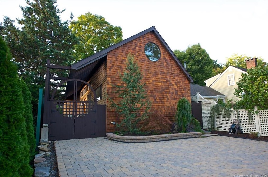 16 Little Point St, Essex, CT 06426