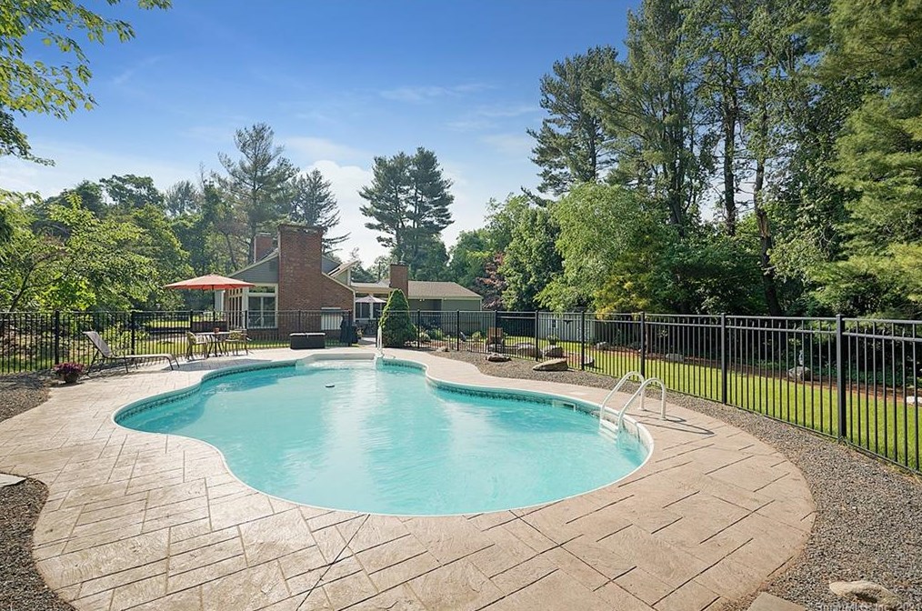 120 Ridgewood Rd, Glastonbury, CT 06033