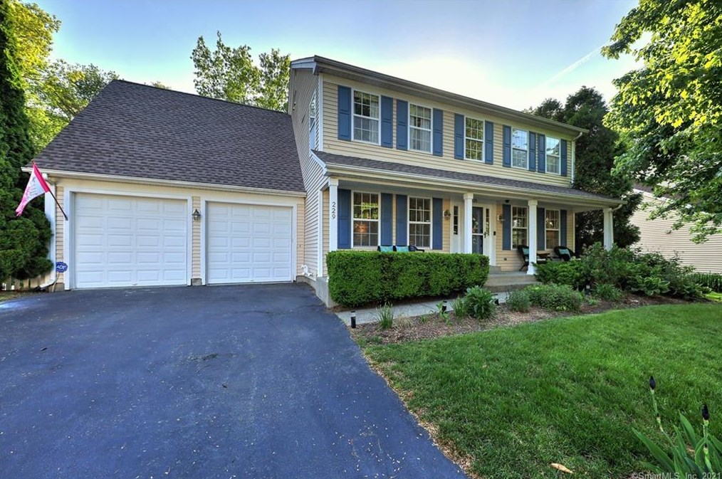 229 Oak Ridge Ln, Milford, CT 06461
