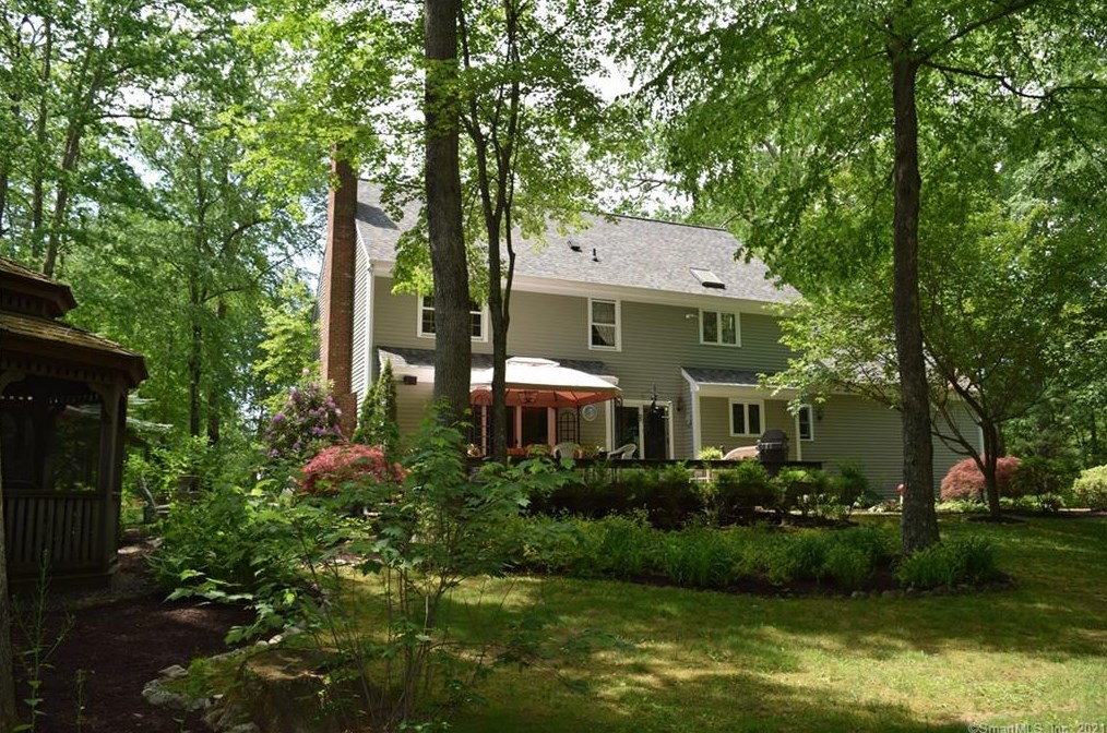 84 Barnhill Rd, Woodbury, CT 06798