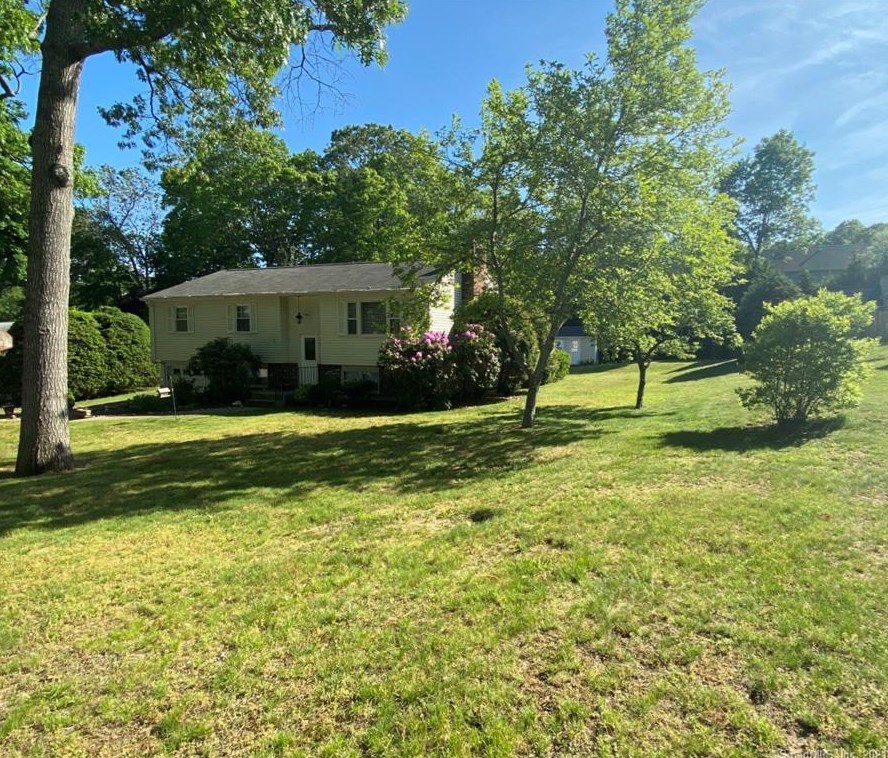 9 Soundview Dr, Pawcatuck, CT 06379
