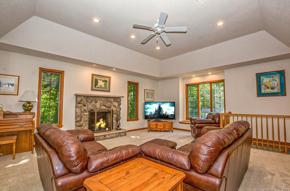 82 Bucks Xing, Tolland, CT 06084-2282