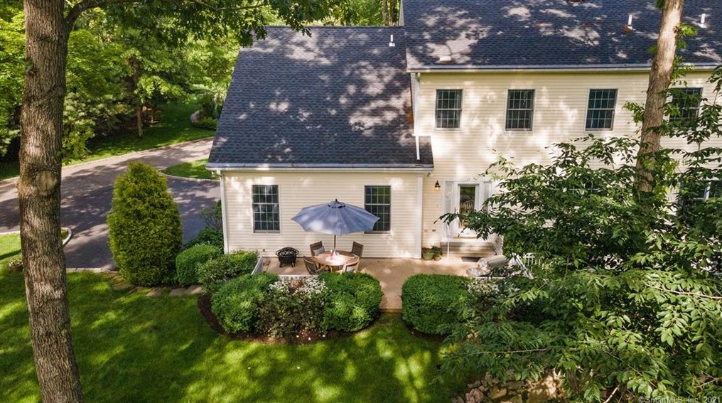 17 Crowne Pond Ln, Wilton, CT 06897