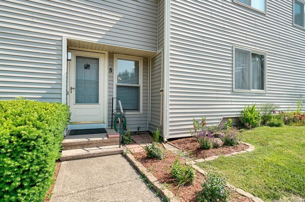 5 Cherokee Ct, Cromwell, CT 06416-1213