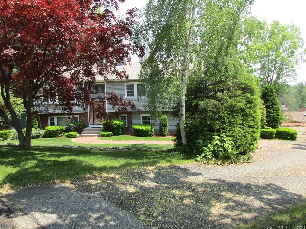 8 Cora Pl, Milford, CT 06460