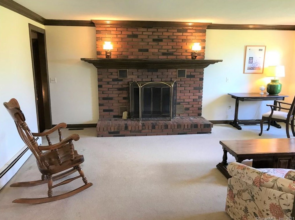 1175 Mapleton Ave, Suffield CT  06078-1334 exterior