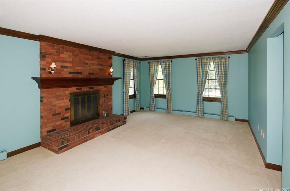 1175 Mapleton Ave, Suffield CT  06078-1334 exterior