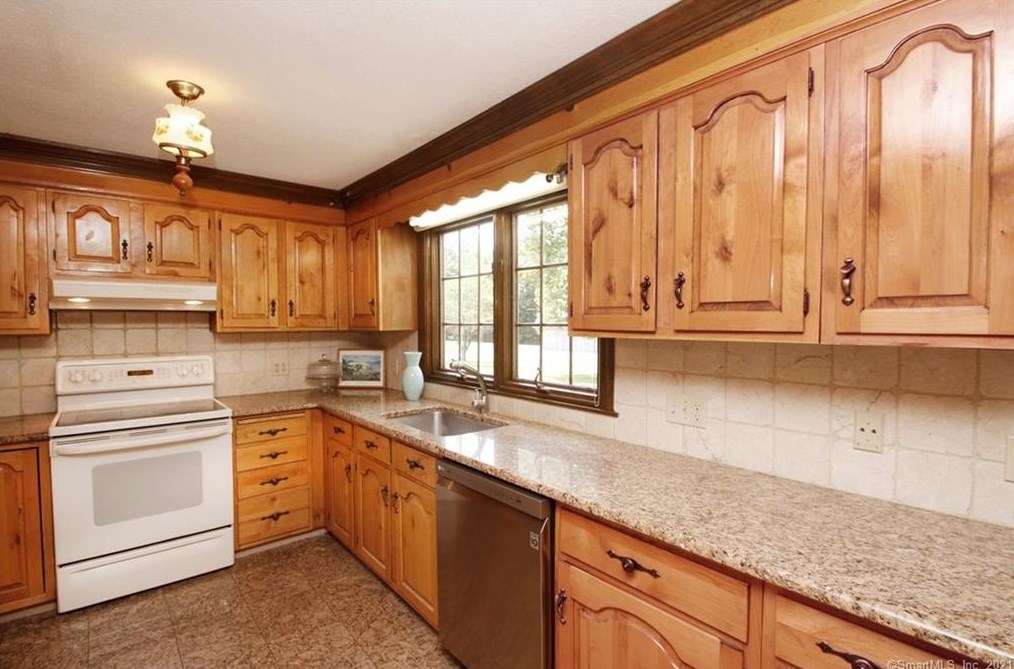 1175 Mapleton Ave, Suffield CT  06078-1334 exterior