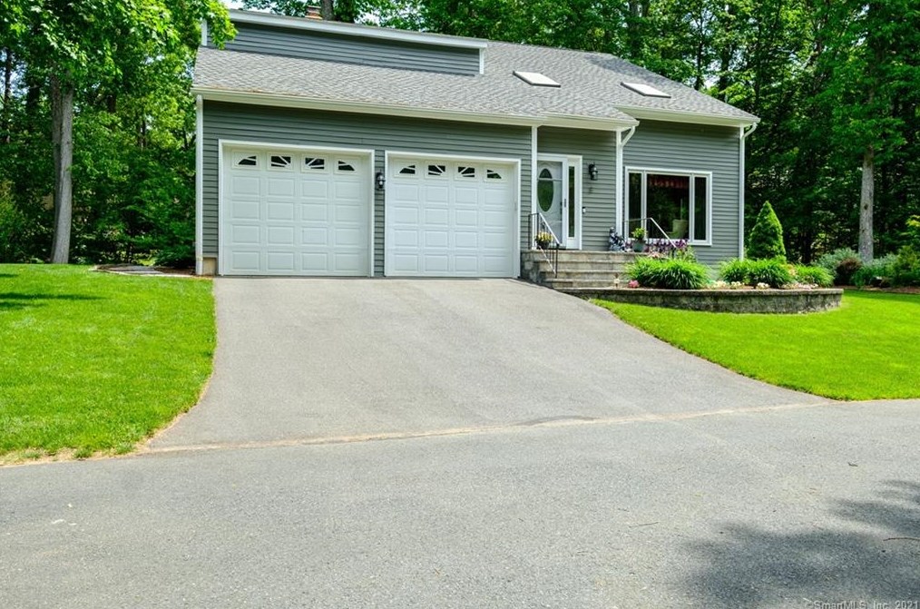 8 Green Woods Ln, Unionville, CT 06085-1552