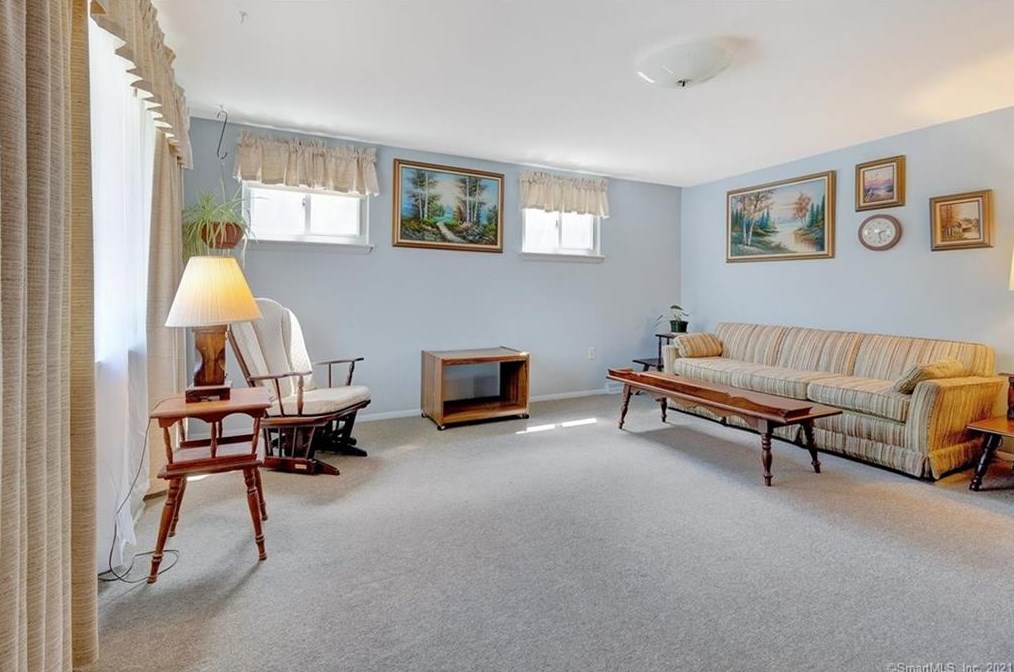 17 Ridgetop Rd, Wallingford, CT 06492