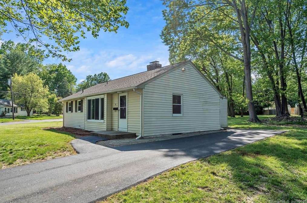 74 Ellsworth Dr, Bloomfield, CT 06002