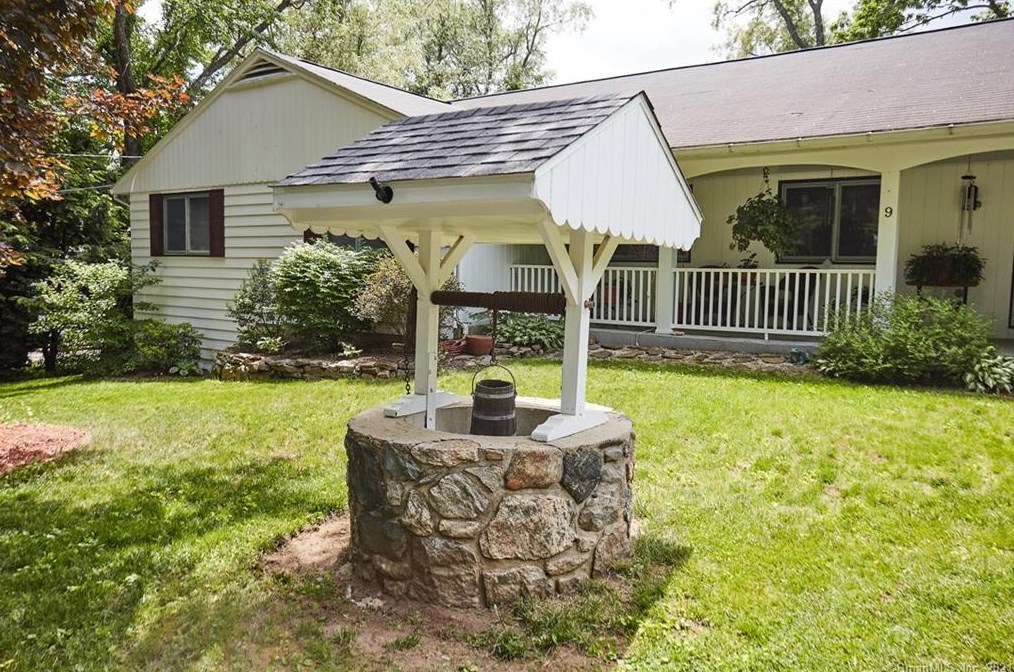9 Arrow Meadow Rd, Danbury, CT 06812