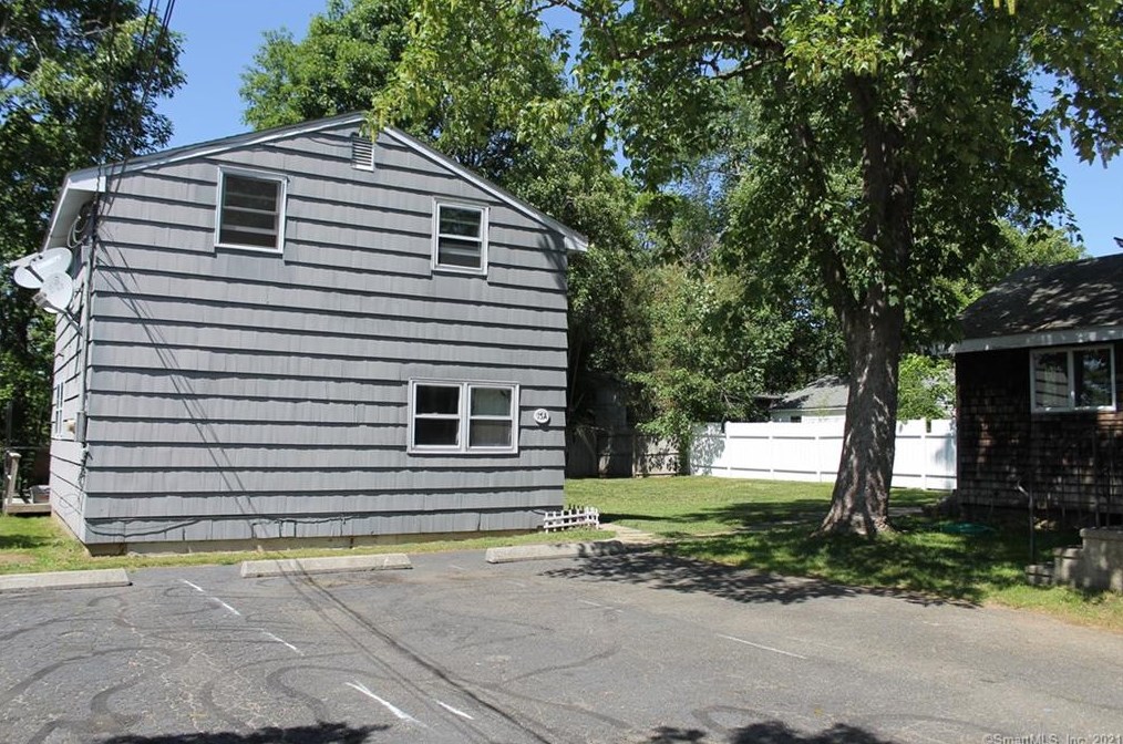 15 Walnut St, Clinton, CT 06413