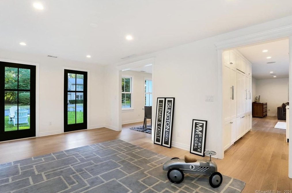 14 Innis Ln, Old Greenwich CT  06870-1706 exterior